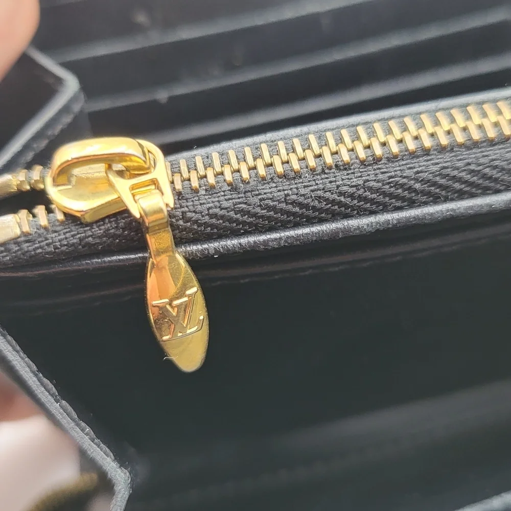 LOUis Vuitton Suhali Leather Zippy Long Wallet..Authentic..